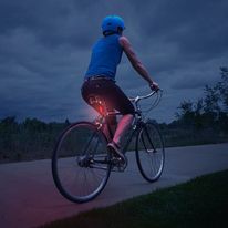 Luz Radiant 50 para bicicleta color rojo, 2 modos de funcionamiento, se puede montar de manera vertical u horizontal, 15 lúmenes, 180° visibilidad