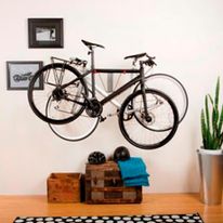 Rack de pared para 2 bicicletas Pablo, plegable, con lugar de almacenamiento para accesorios, brazos recubiertos de vinilo, soporta hasta 29.5kg
