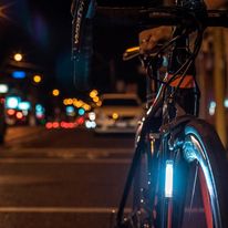 Luz Knog Plus Front Translucent, 40 lúmenes, luz frontal blanca, carcasa transparente, recargable vía USB, fácil de usar por sus ligas y clip, 5 modos